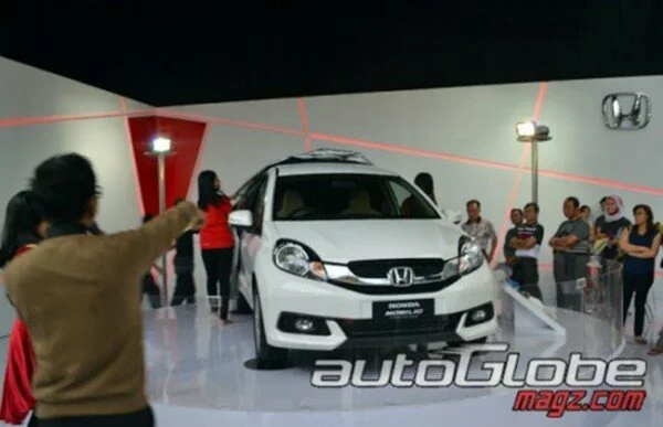 Honda Mobilio Front While